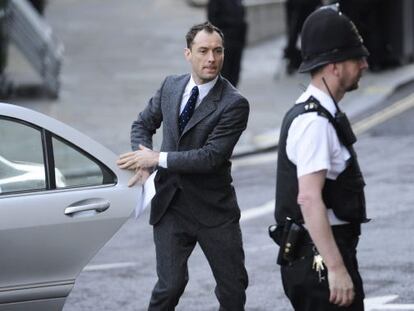 Jude Law llega al Tribunal Penal Central de Londres para declarar en el juicio por el caso de las escuchas, el 27 de enero de 2014. 