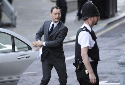 Jude Law llega al Tribunal Penal Central de Londres para declarar en el juicio por el caso de las escuchas, el 27 de enero de 2014.