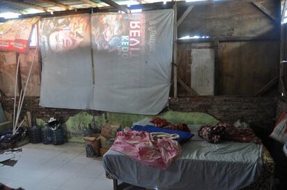 Interior de la infravivienda de Dharma Diani en el barrio de Pasar Ikan, en Yakarta.