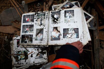 Un bombero pasa las páginas de un álbum recuperado en la localidad de Otsuchi.