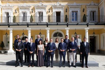 Foto de familia, el presidente del PP, Alberto Núñez Feijóo, junto a los barones del PP, al llegar a una reunión con los presidentes autonómicos del Partido Popular, este viernes en el Palacio de los Duques de Pastrana en Madrid. 