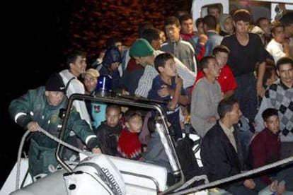 Menores rescatados de una patera en Tarifa (Cádiz).
