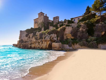 El castell de Tamarit vist des de la platja homònima, prop d'Altafulla.