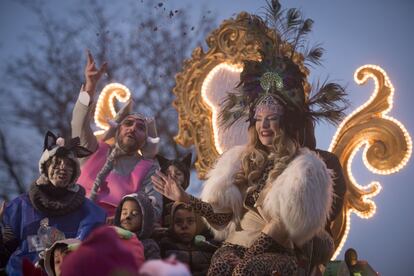 La carroza de la diversidad en la Cabalgata de los Reyes Magos en Puente de Vallecas.