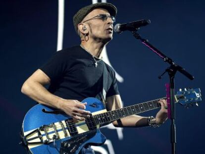 El cantante y compositor Fito Cabrales durante una actuaci&oacute;n.