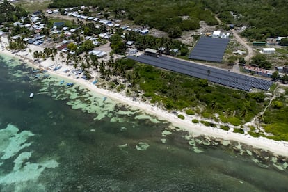 La planta fotovoltaica de Isla Saona se encuentra a escasos metros de la playa.