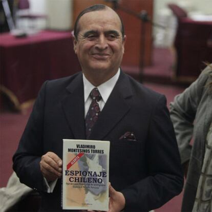 Vladimiro Montesinos muestra su libro durante el juicio.