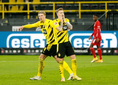 Reus se lamenta mientras Haaland pide el balón en el partido del Borussia contra el Bayern.