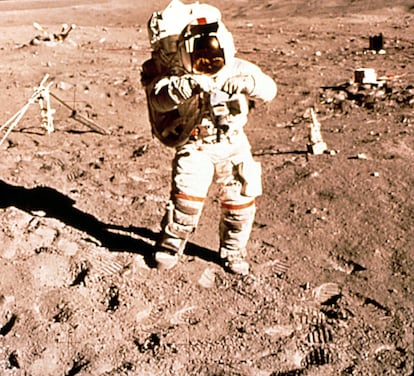 Neil Armstrong fue el primer hombre en pisar la superficie lunar. Lo hizo el 20 de junio de 1969 junto al resto de la tripulación del Apolo 11. Tras el despegue de la Tierra, cuatro días antes, el módulo Eagle alunizó en el Mar de la Tranquilidad. 