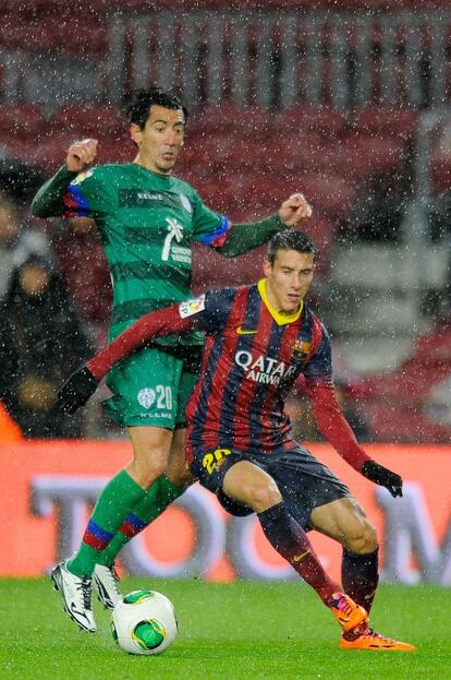 Tello intenta el control bajo la lluvia ante Pedro Rios