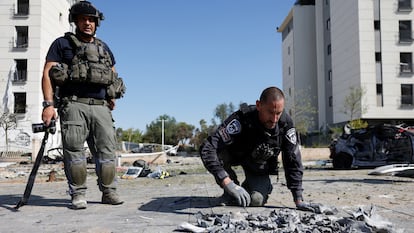 Un policía inspecciona el lugar del impacto tras el ataque con misiles de Irán contra Israel, en Beersheba, este viernes.