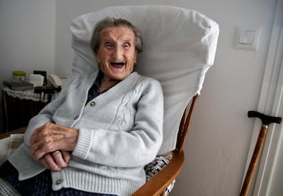 Maria Josefa Guillén, de 103 años, ríe en su casa de Cazalla de la Sierra (Sevilla). Guillén vive con su hijo discapacitado. Comenzó a trabajar como costurera a los 12 años y se ríe cuando recuerda que la primera prenda que tuvo que coser era un vestido de baile. A Guillén le encanta el gazpacho y la sopa de pepino.