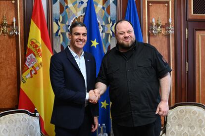  El presidente del Gobierno, Pedro Sánchez, posa junto al presidente del Parlamento de Ucrania, Ruslan Stefanchuk. 