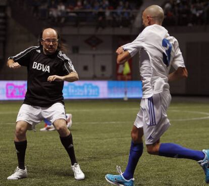 El director Santiago Segura y el atleta Chema Martínez durante el partido por la ilusión 2011, organizado por la Fundación Iker Casillas, el 28 de diciembre en el Palacio de los Deportes de Madrid.