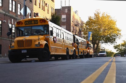Autobuses escolares a la puerta de un colegio de Brooklyn (Nueva York), el pasado 6 de octubre.