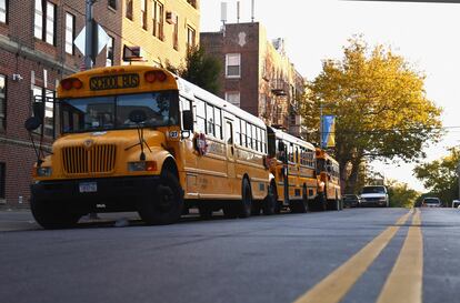 Autobuses escolares a la puerta de un colegio de Brooklyn (Nueva York), el pasado 6 de octubre.