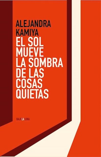 Para pasar el tiempo. Una mujer se sienta en el terreno en el que construirá, con sus propias manos, una casa. Su mirada viaja por cada uno de los elementos que hay a su alrededor. Observa el lugar y los mínimos cambios que se producen durante las horas de esta meditación contemplativa. Es el paso del tiempo el que empieza a darle forma a su sueño. Así es Sara, la protagonista de uno de los cuentos de El sol mueve la sombra de las cosas quietas de Alejandra Kamiya (Bajo la Luna, 18 euros), pero también una metáfora de la escritura de Kamiya: la del tiempo como una suerte de catalizador que posibilita o modifica las reacciones o los cambios de las personas y las cosas.