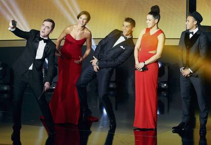 James Nesbitt, el presentador de la gala, junto a Carli Lloyd, Cristiano Ronaldo, Celia Saslic y Neymar.