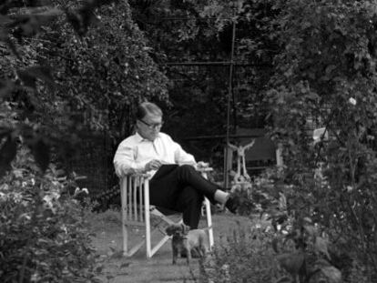 El escritor Kingsley Amis, en un jardín en septiembre de 1968