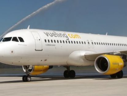 Un avi&oacute;n de la compa&ntilde;&iacute;a Vueling 