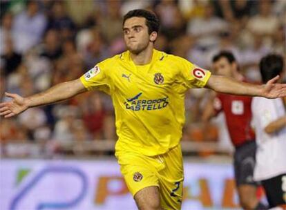 El delantero italiano del Villarreal,  Giuseppe Scurto "Rossi", celebra el segundo gol de su equipo frente al Valencia