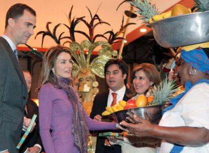 Los príncipes de Asturias, durante la inauguración en Madrid de la XXIX edición de la Feria Internacional del Turismo, charlan con varias personas en su visita al stand de Colombia instalado en la feria