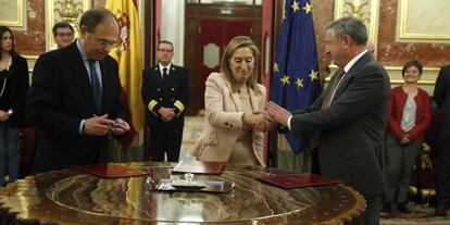 El presidente del Senado, Pío García Escudero, la presidenta del Congreso, Ana Pastor, y el presidente RTVE, José Antonio Sánchez firman el convenio de colaboración.