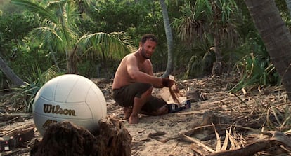 Una imagen de Tom Hanks en la película Náufragos. En primer plano, la pelota de la marca Wilson.