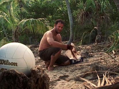 Una imagen de Tom Hanks en la película Náufragos. En primer plano, la pelota de la marca Wilson.