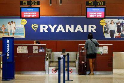 Una turista al mostrador de Ryanair a l'aeroport del Prat el 25 de juliol.