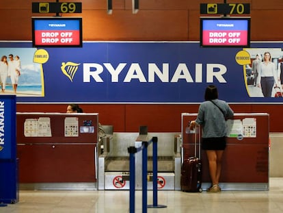 Una turista en el mostrador de Ryanair en el aeropuerto de El Prat el 25 de julio.