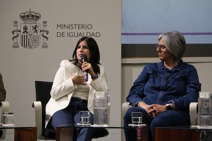 Amanda Gutiérrez (i) y Laura Torvisco (d) este jueves durante el conversatorio en Madrid.