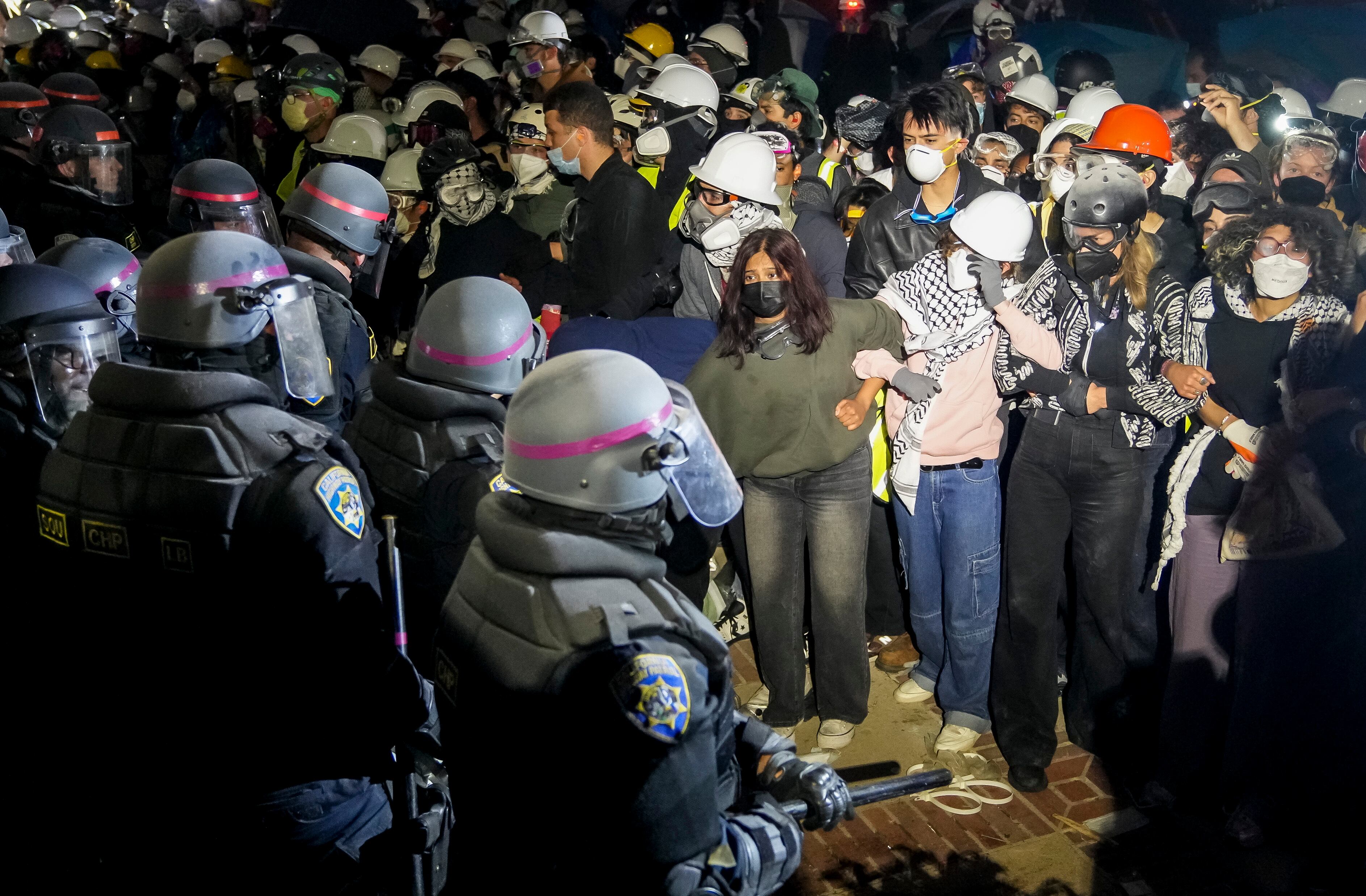 Policías y manifestantes propalestinos, enfrentados durante el desalojo del campus de UCLA. 