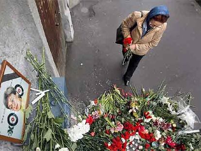 Una mujer deposita un ramo de flores en el lugar donde fue asesinada Anna Politkóvskaya.