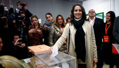 Inés Arrimadas, ejerce su derecho a voto en la Escuela Ausiàs March.