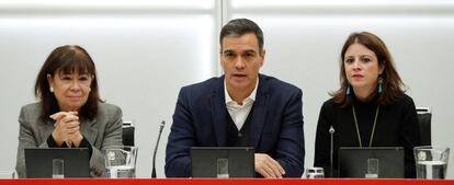 El secretario general del PSOE, Pedro Sánchez, junto a la presidenta, Cristina Narbona (izquierda), y la vicesecretaria general, Adriana Lastra, en la comisión ejecutiva federal del partido.