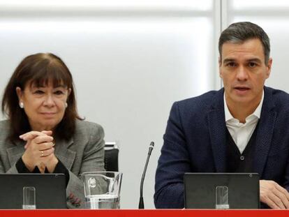 El secretario general del PSOE, Pedro Sánchez, junto a la presidenta, Cristina Narbona (izquierda), y la vicesecretaria general, Adriana Lastra, en la comisión ejecutiva federal del partido.