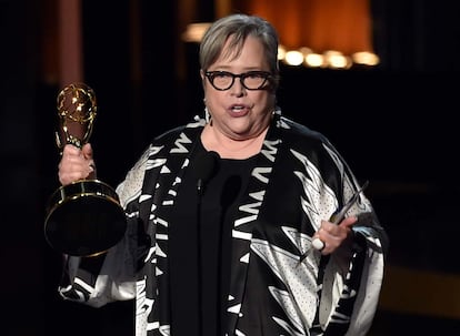 Kathy Bates recoge el premio a la Mejor Actriz de reparto en una miniserie por su papel en American Horror Story.