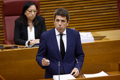 El presidente de la Generalitat valenciana, Carlos Mazón, hoy durante su comparecencia en el Parlament.