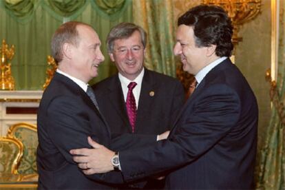 Putin estrecha la mano al presidente de la Comisión Europea, Jose Manuel Barroso, en presencia del presidente de turno del Consejo Europeo, el luxemburgués Jean-Claude Juncker.