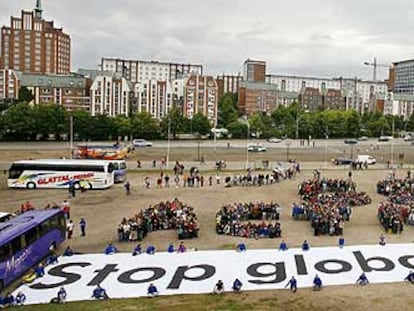 Protesta organizada ayer por Greenpeace en el puerto de Rostock, en la que un cartel gigante pide que se detenga el calentamiento global.
