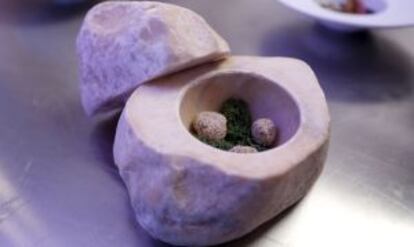 Piedras de trufa blanca rellenas de foie, plato de Joan Roca.