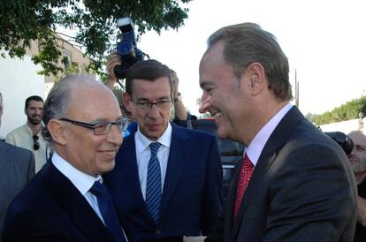 Cristóbal Montoro y Alberto Fabra antes de reunirse con empresarios en Alicante en noviembre de 2011.