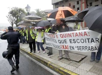 Un grupo de mineros durante la protesta frente al Parlamento gallego