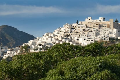 Hay dos Mojácar diferentes. El pueblo, enriscado, blanco y árabe, de entramado escalonado e irregular, aupado en las estribaciones de la almeriense Sierra de Cabrera, frente a la costa mediterránea, donde se explaya la otra Mojácar, de arena, mar y chiringuitos. Un paseo tranquilo entre callejones, arcos y pendientes puede acabar con una refrescante cerveza vespertina en el <a href="http://www.elmiradordelcastillo.com/" target="_blank">Mirador del Castillo</a>, el punto más alto del pueblo, para celebrar el memorable atardecer. <a href="http://www.mojacar.es/" target="_blank">mojacar.es</a>