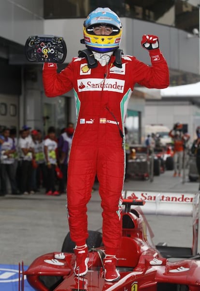 Fernando Alonso celebra la victoria sobre su Ferrari.