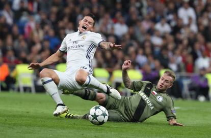 Thibault Moulin, golpea con el pie al jugador del Real Madrid, James Rodríguez.
