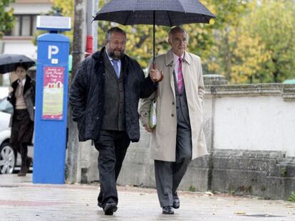 José López Orozco, junto a su abogado Rafael Iruzubieta, a su llegada esta mañana a la sede judicial