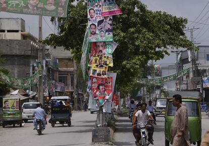 Carteles electorales de los candidatos cuelgan en un poste de una calle de Rawalpindi, el 24 de julio de 2018. 