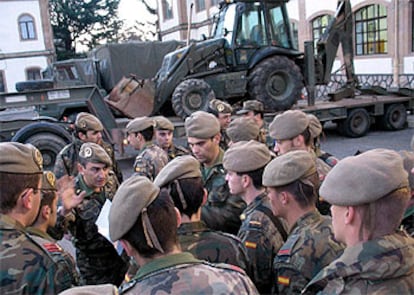 Miembros del regimiento de ingenieros número 11 de Salamanca, antes de partir ayer hacia Rota, donde embarcarán con destino al golfo Pérsico.